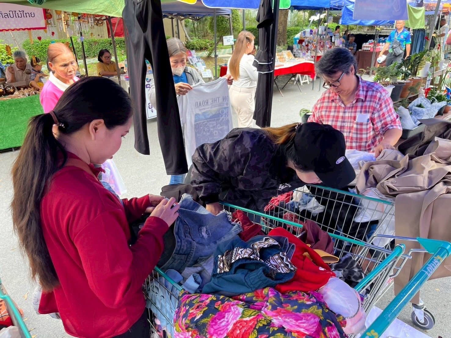 พช.อยุธยา ดำเนินโครงการ พช.อยุธยา”เปลี่ยนของเก่าเล่าเรื่องใหม่ เพื่อแก้ไขปัญหาความยากจน” ขายสินค้ามือสอง นำรายได้ช่วยเหลือครัวเรือนเป้าหมาย TPMAP ครัวเรือนเปราะบาง และผู้ด้อยโอกาส