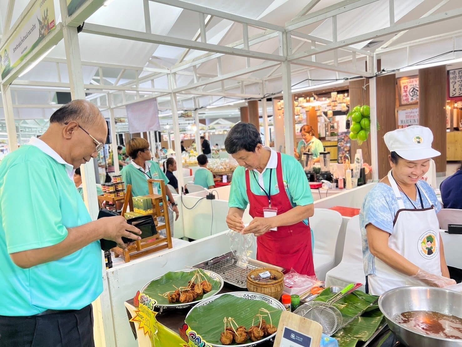 พช.อยุธยา ร่วมพิธีเปิดงานมหกรรมสินค้าเกษตรแปรรูปอาหารเพื่อสุขภาพและสมุนไพรไทย กลุ่มจังหวัดภาคกลางตอนบน