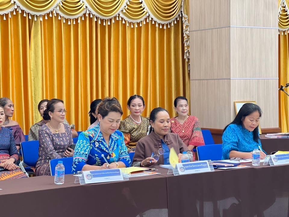 พช.อยุธยา ดำเนินโครงการยกระดับการพัฒนาผลิตภัณฑ์ภูมิปัญญาผ้าไทยและงานหัตถกรรม กิจกรรมการจัดประกวดผ้าลายพระราชทาน และงานหัตถกรรม ระดับจังหวัด