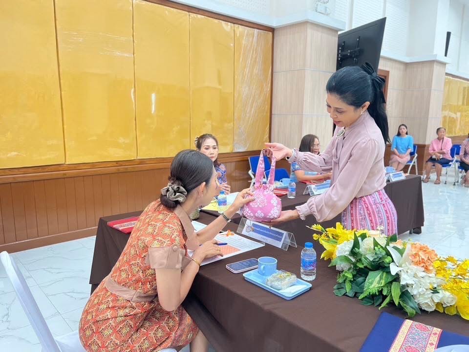 พช.อยุธยา ดำเนินโครงการยกระดับการพัฒนาผลิตภัณฑ์ภูมิปัญญาผ้าไทยและงานหัตถกรรม กิจกรรมการจัดประกวดผ้าลายพระราชทาน และงานหัตถกรรม ระดับจังหวัด