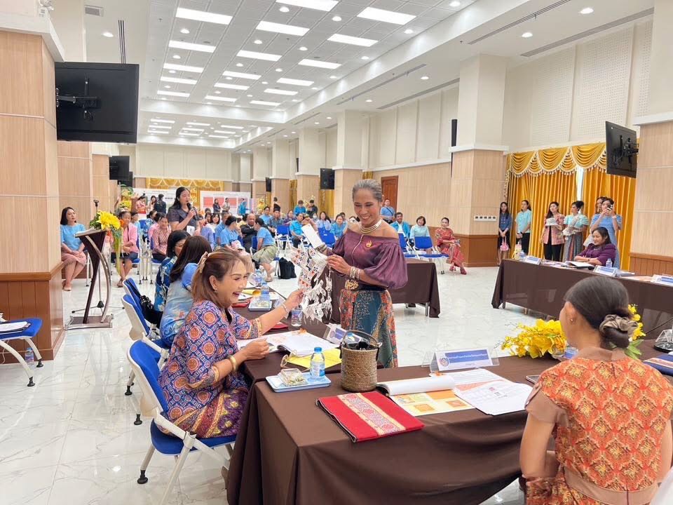 พช.อยุธยา ดำเนินโครงการยกระดับการพัฒนาผลิตภัณฑ์ภูมิปัญญาผ้าไทยและงานหัตถกรรม กิจกรรมการจัดประกวดผ้าลายพระราชทาน และงานหัตถกรรม ระดับจังหวัด