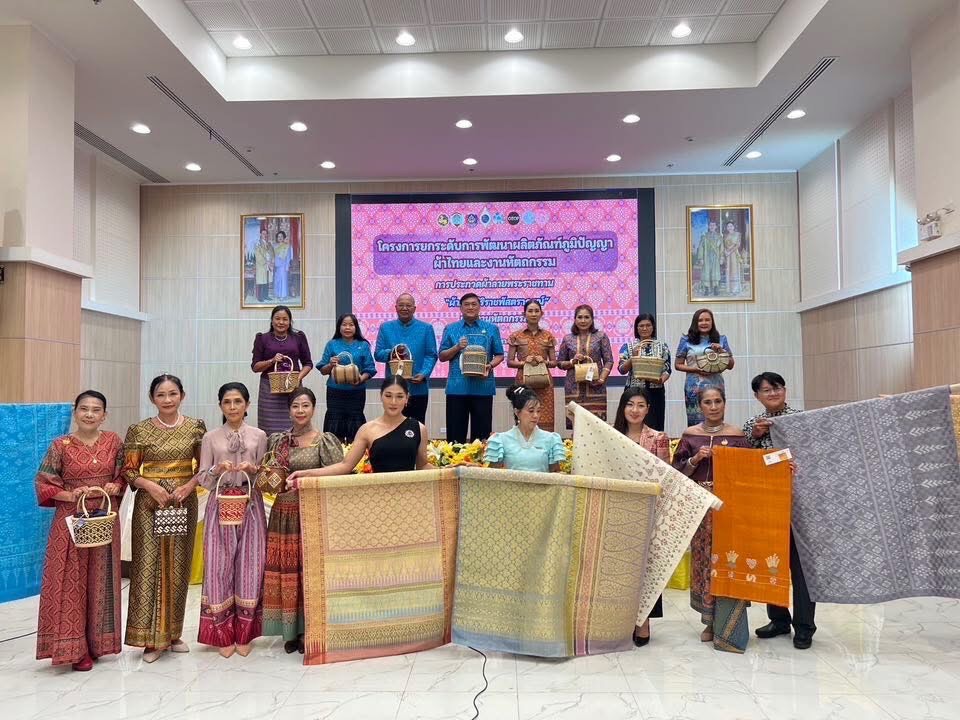 พช.อยุธยา ดำเนินโครงการยกระดับการพัฒนาผลิตภัณฑ์ภูมิปัญญาผ้าไทยและงานหัตถกรรม กิจกรรมการจัดประกวดผ้าลายพระราชทาน และงานหัตถกรรม ระดับจังหวัด