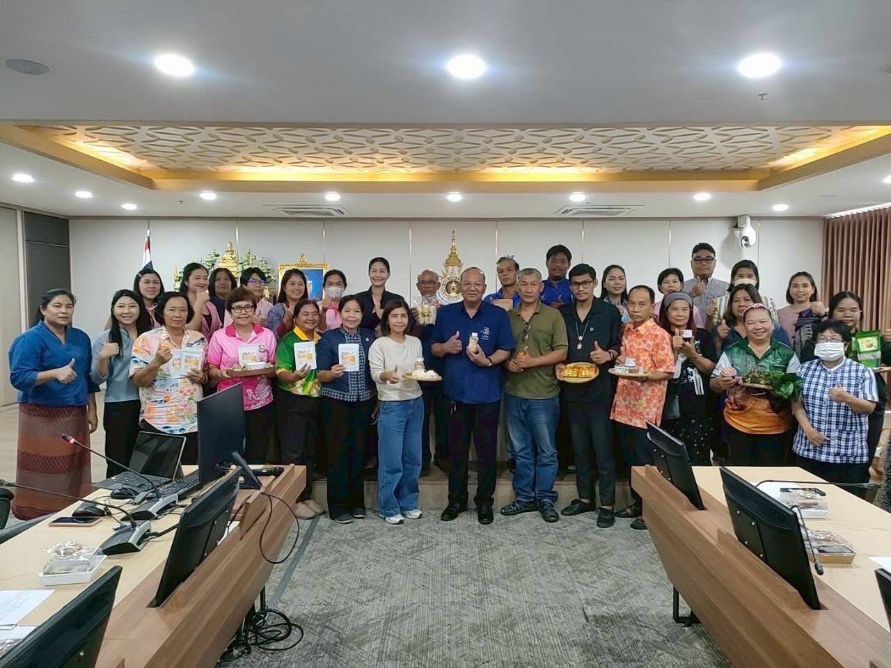 พช.อยุธยา ประชุมนำเสนอผลการพัฒนาผลิตภัณฑ์ และออกแบบบรรจุภัณฑ์ ตามโครงการส่งเสริมการพัฒนาธุรกิจของกลุ่มผู้ผลิต ผู้ประกอบการและเครือข่ายเกษตรปลอดภัยสู่ผู้ประกอบการชุมชน