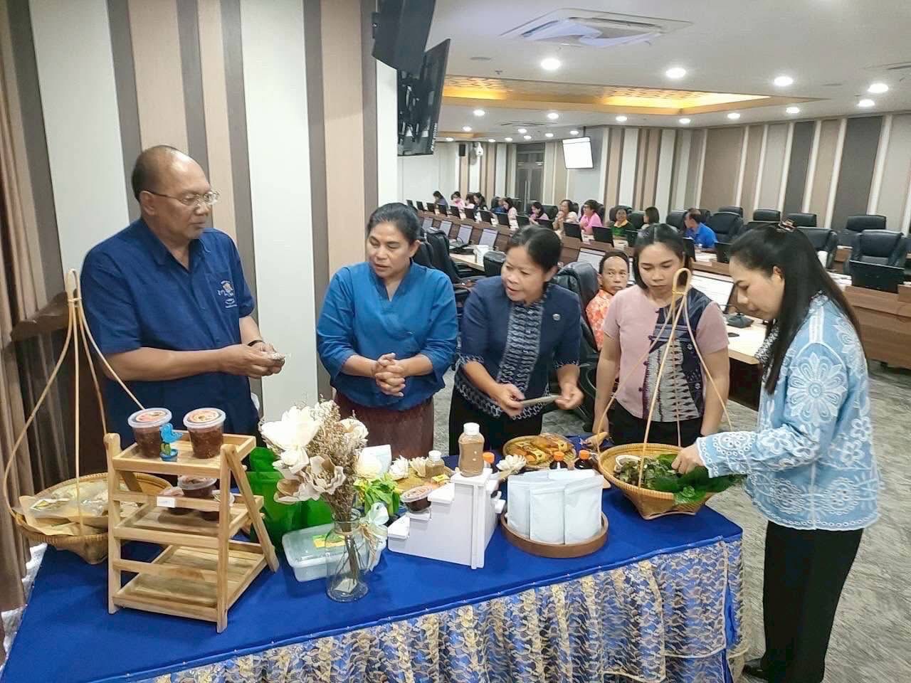 พช.อยุธยา ประชุมนำเสนอผลการพัฒนาผลิตภัณฑ์ และออกแบบบรรจุภัณฑ์ ตามโครงการส่งเสริมการพัฒนาธุรกิจของกลุ่มผู้ผลิต ผู้ประกอบการและเครือข่ายเกษตรปลอดภัยสู่ผู้ประกอบการชุมชน