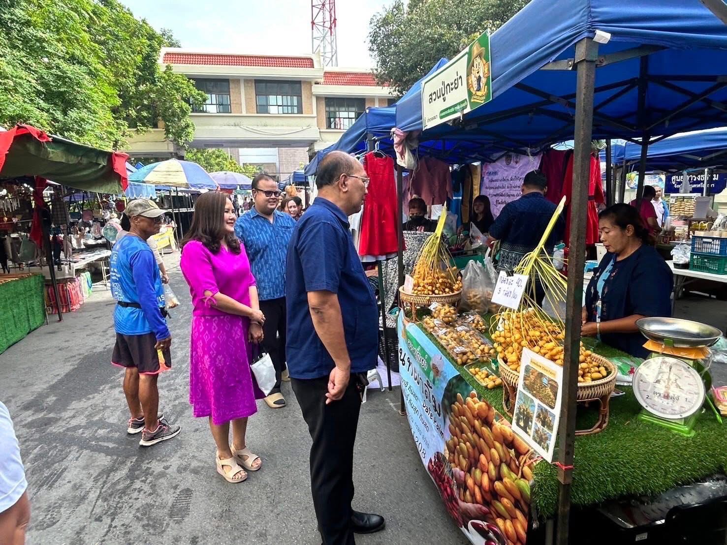พช.อยุธยา เยี่ยมชม ให้กำลังใจและสนับสนุนผู้ผลิต ผู้ประกอบการ OTOP ตลาดนัดคนไทยยิ้มได้ จังหวัดพระนครศรีอยุธยา