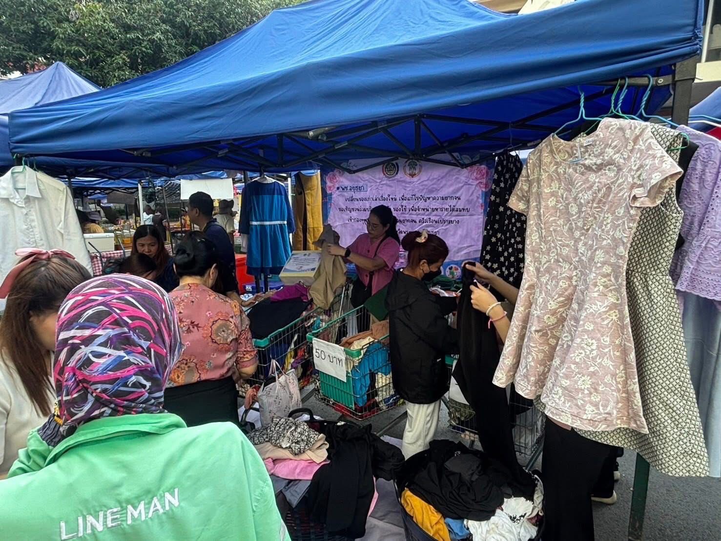 พช.อยุธยา เยี่ยมชม ให้กำลังใจและสนับสนุนผู้ผลิต ผู้ประกอบการ OTOP ตลาดนัดคนไทยยิ้มได้ จังหวัดพระนครศรีอยุธยา