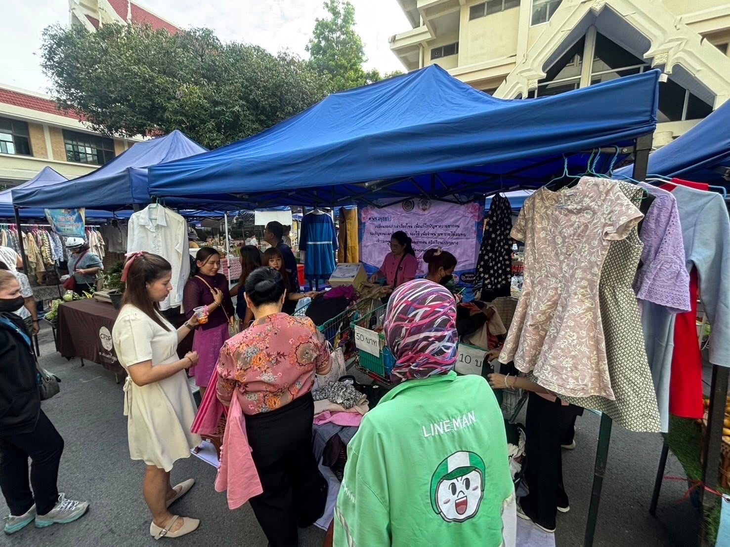 พช.อยุธยา เยี่ยมชม ให้กำลังใจและสนับสนุนผู้ผลิต ผู้ประกอบการ OTOP ตลาดนัดคนไทยยิ้มได้ จังหวัดพระนครศรีอยุธยา